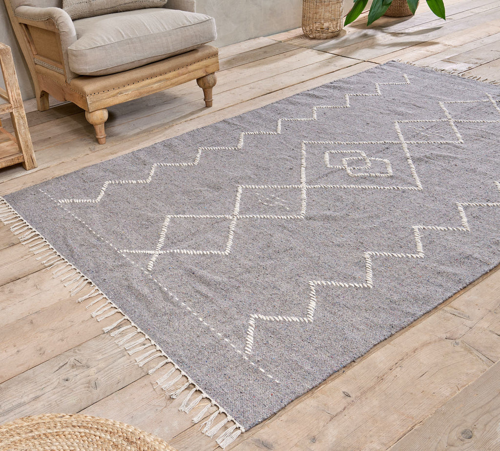 Lamandi grey wool rug with white geometric pattern