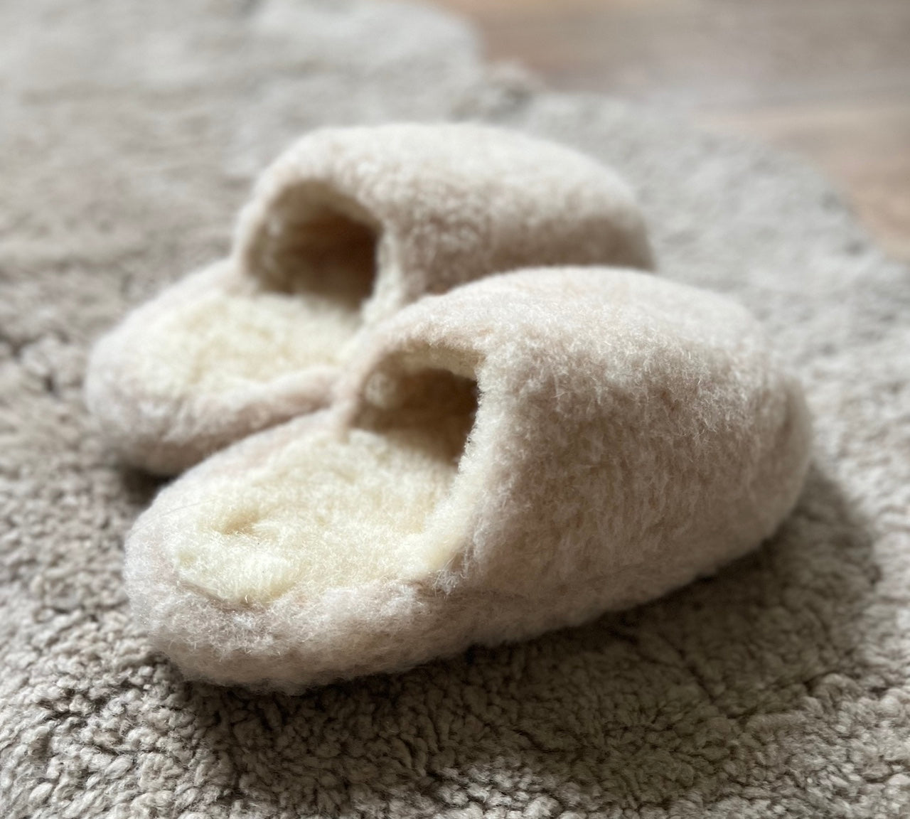 Fleece wool mule slippers in beige