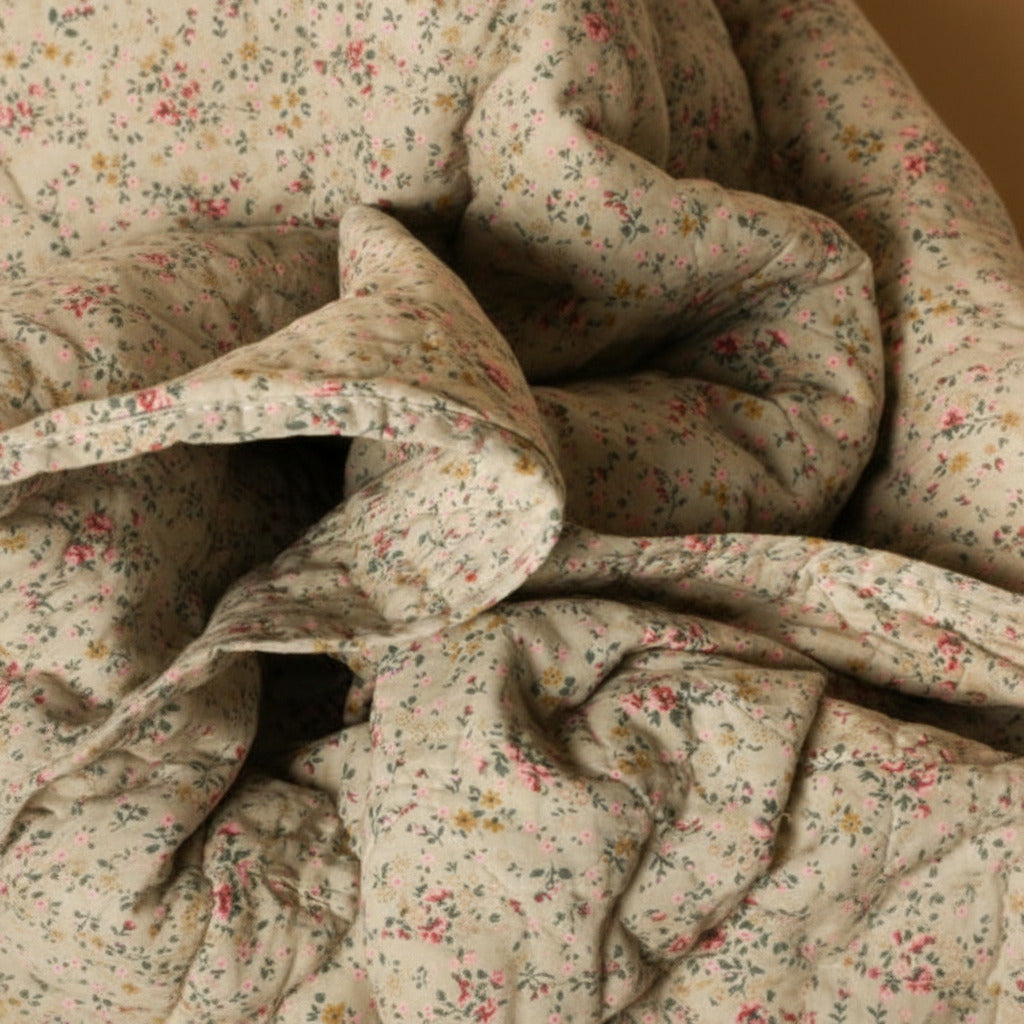 Floral patterned quilt with a soft texture