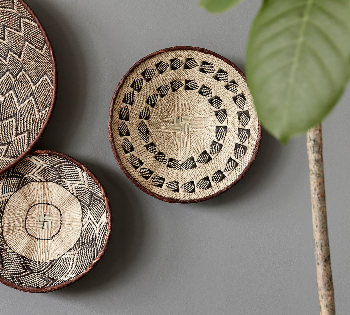 Decorative wall basket 