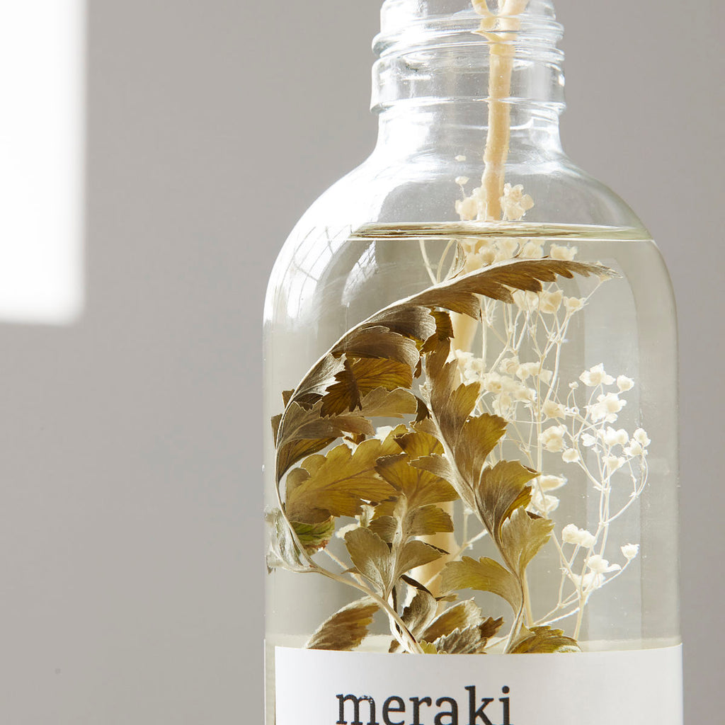 dried leaves in lemon verbena room diffuser by Meraki