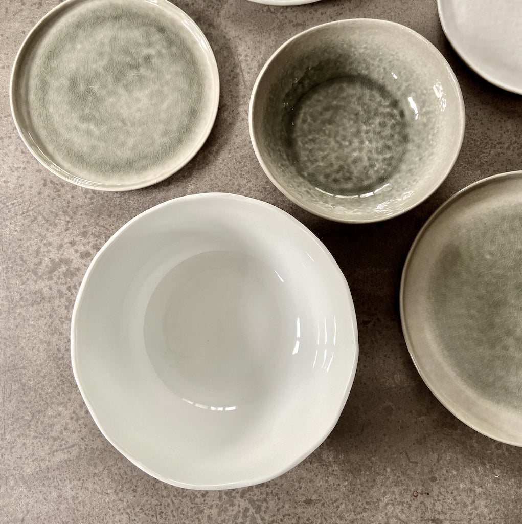 grey and white bowls 