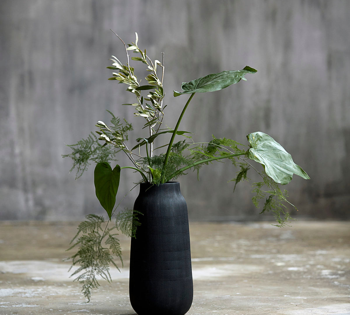 Black tall vase Groove by House Doctor