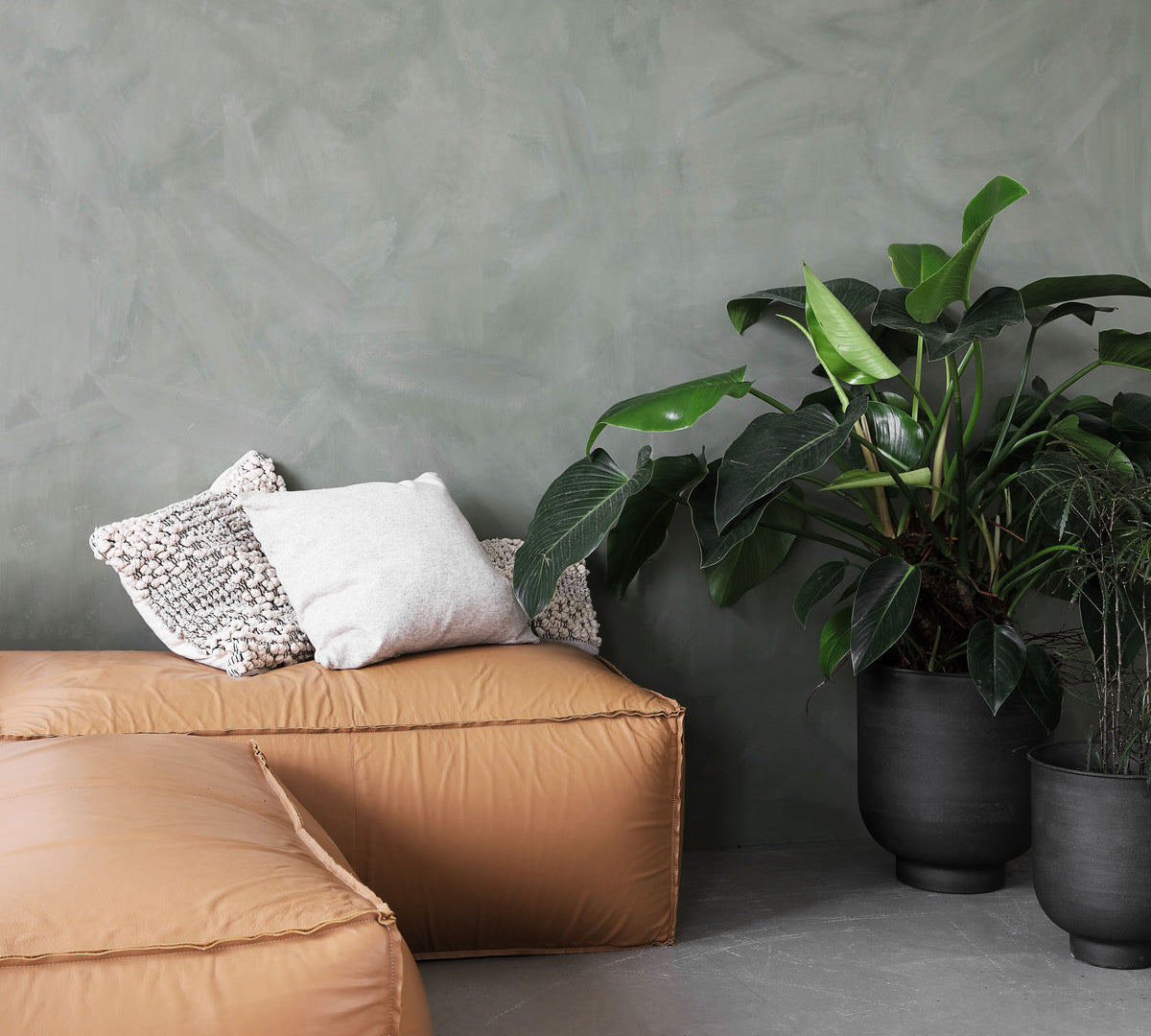 Vig iron planter in grey 