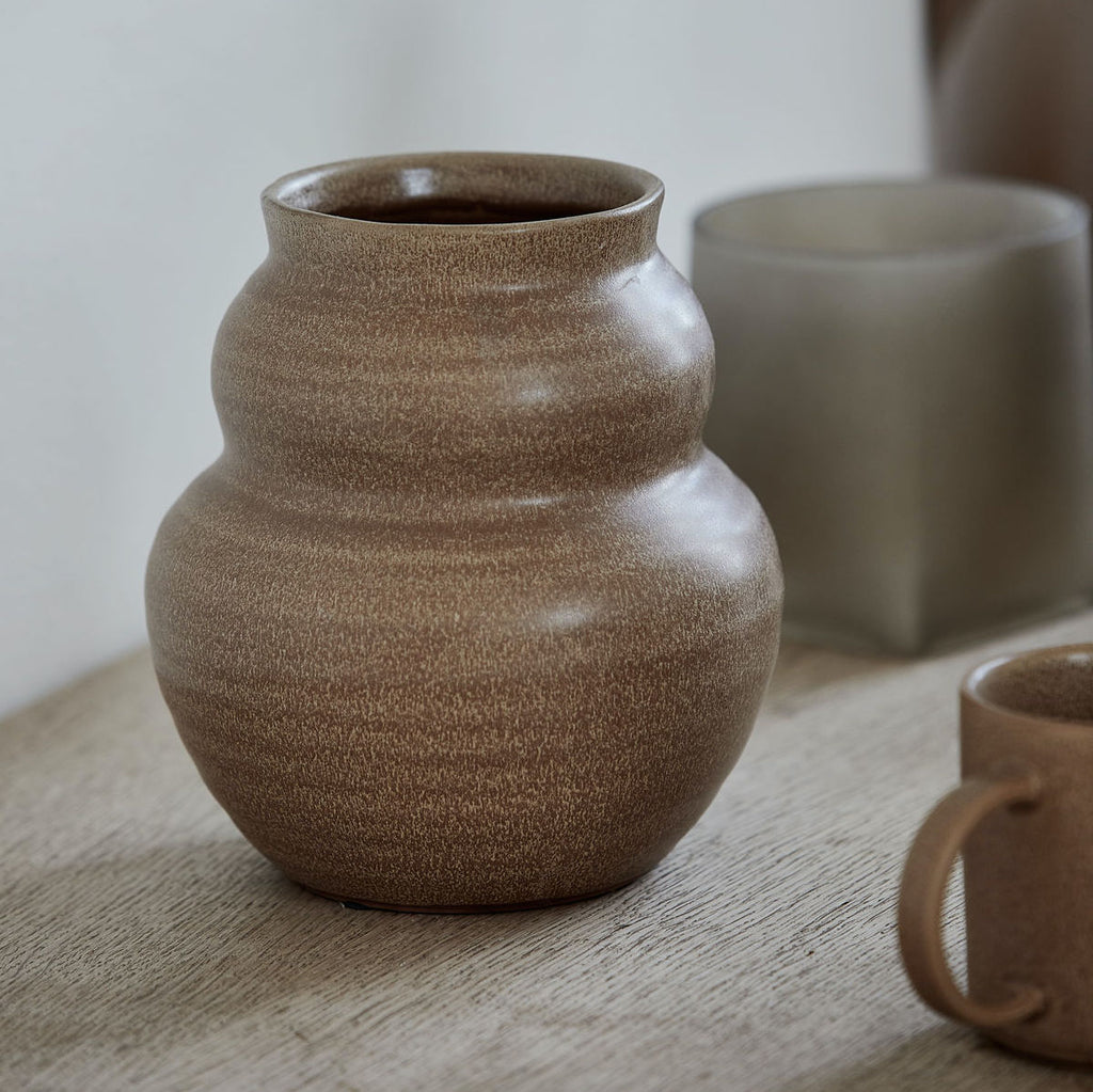 curved brown vase Juno by House Doctor